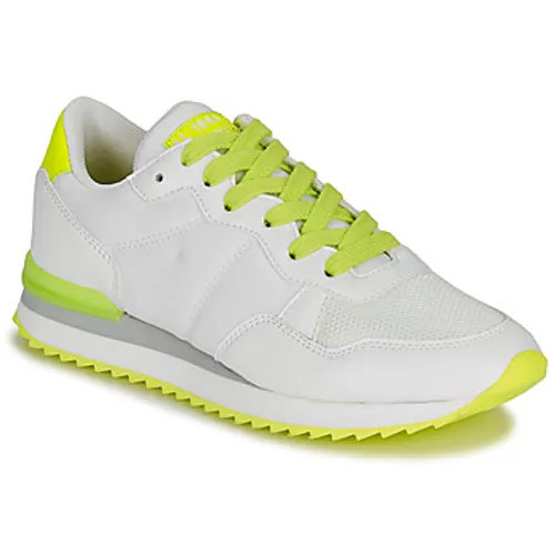 André  HISAYO  women's Shoes (Trainers) in White