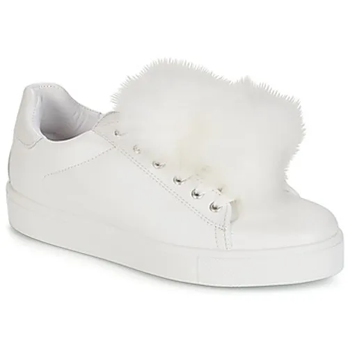 André  POMPON  women's Shoes (Trainers) in White