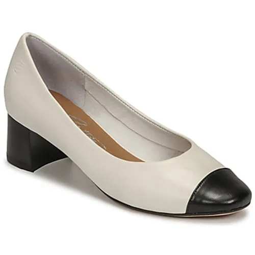 Betty London  OMINA  women's Court Shoes in White