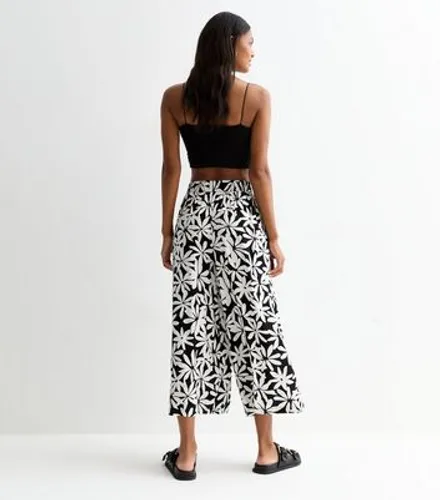 Black Cropped Floral Printed Trousers New Look