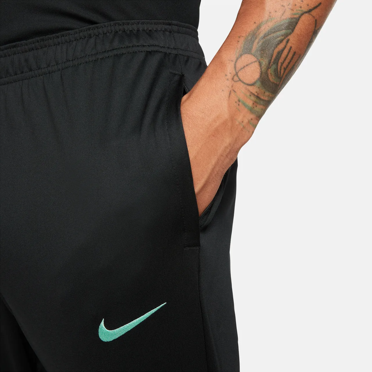 Chelsea F.C. Strike Third Men's Nike Dri-FIT Football Tracksuit Bottoms - Black - Polyester