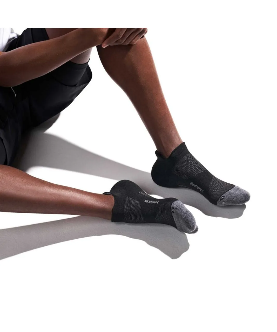 Feetures Unisex Elite Max Cushion No Show Tab Socks Black Spandex
