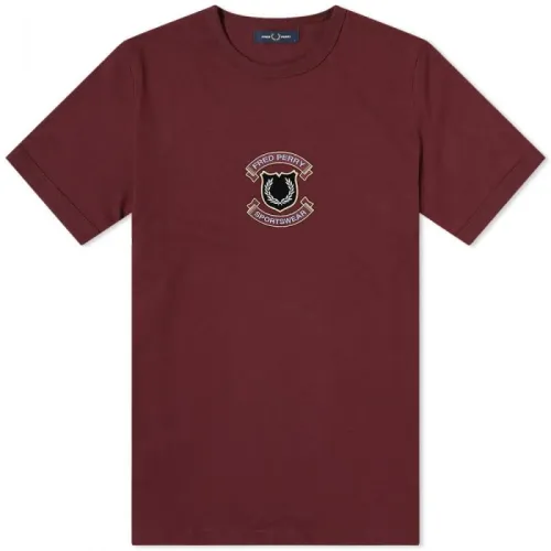 Fred Perry , Embroidered Shield Tee in Mahogany ,Red male, Sizes: