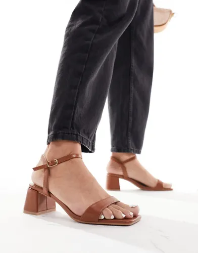 Glamorous low block heeled sandals in tan-Brown