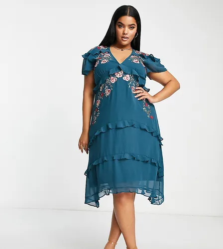 Hope & Ivy Plus embroidered ruffle midi dress in emerald-Green
