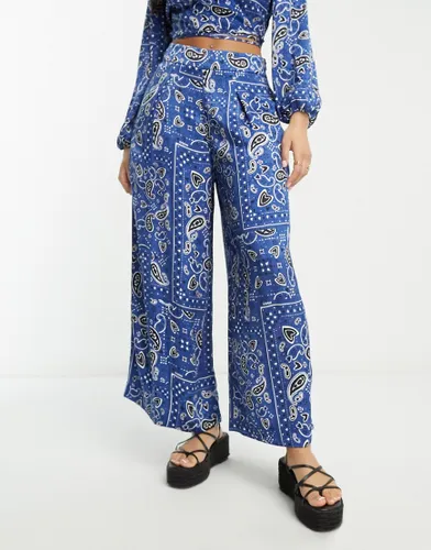 HUGO Hamit relaxed fit cropped trousers in blue with all over print
