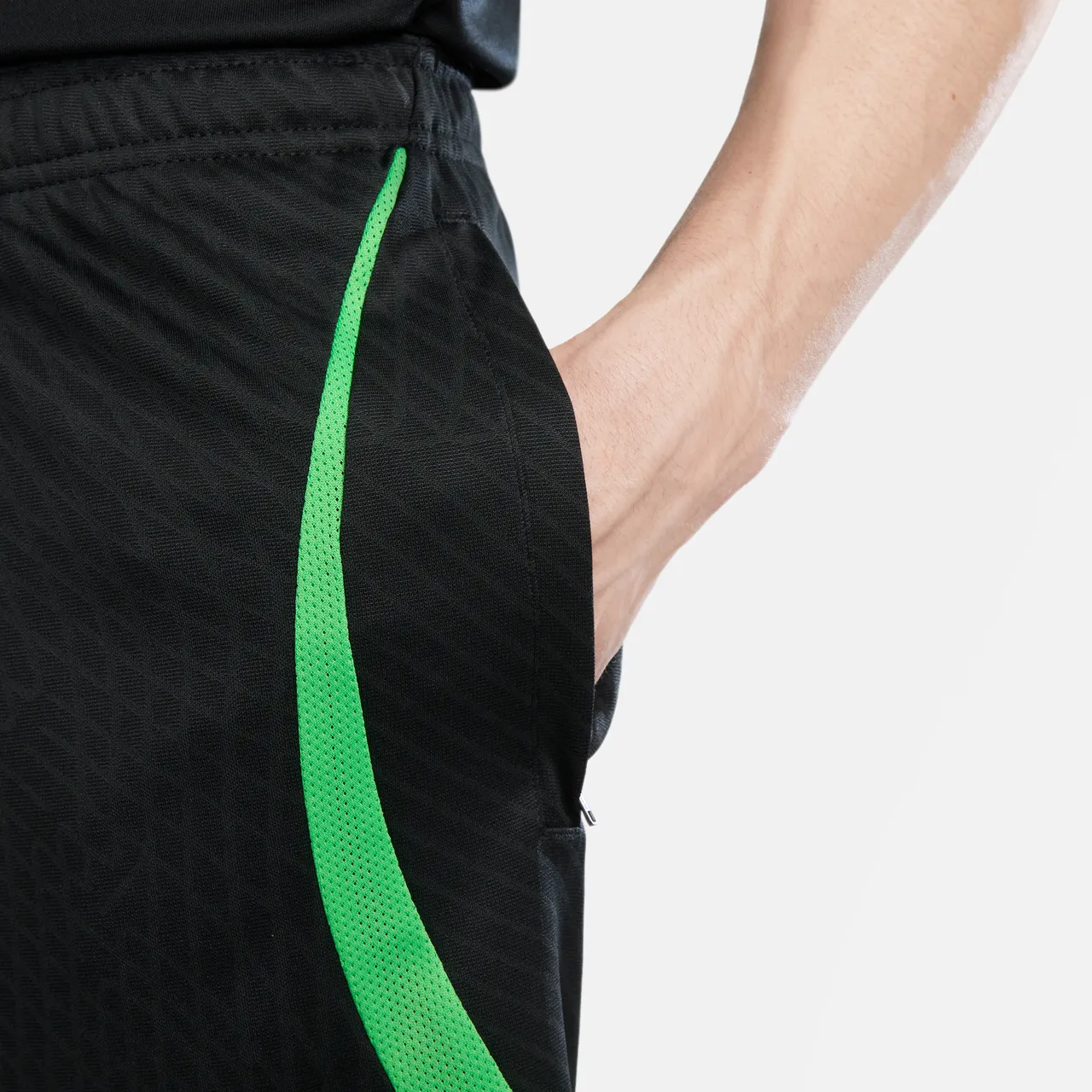 Liverpool F.C. Strike Men's Nike Dri-FIT Knit Football Shorts - Black - Polyester