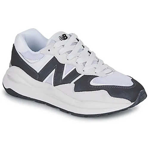 New Balance  5740  men's Shoes (Trainers) in White