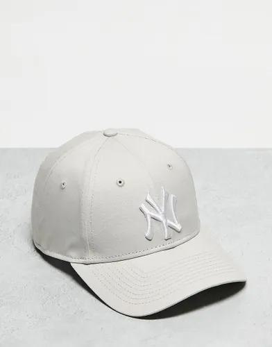 New Era 9forty New York Yankees unisex cap in beige-Neutral