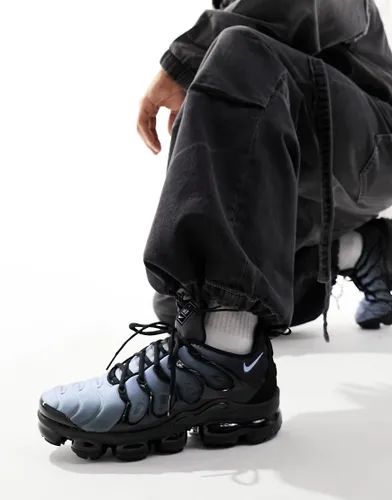 Nike Air Vapormax Plus trainers in black and grey