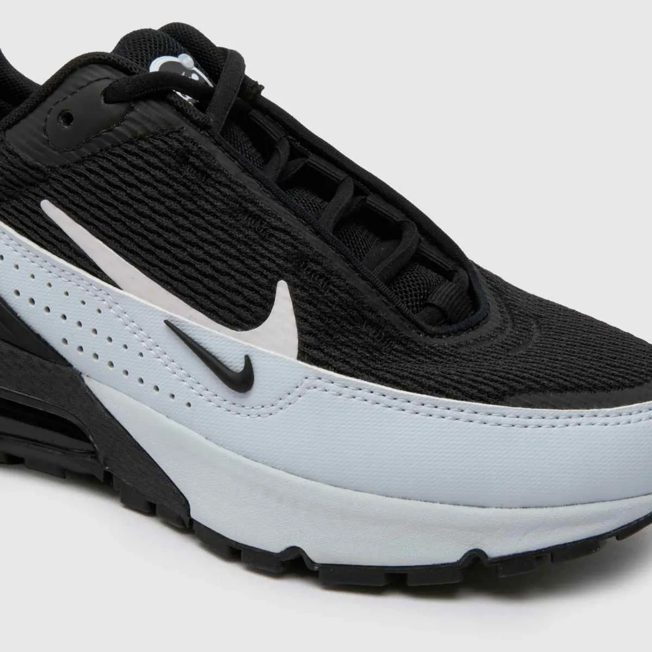 Nike Black & White air max Pulse Boys Youth Trainers