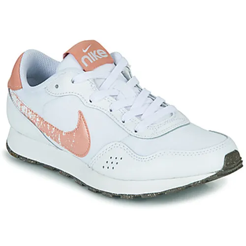 Nike  Nike MD Valiant SE  boys's Children's Shoes (Trainers) in White