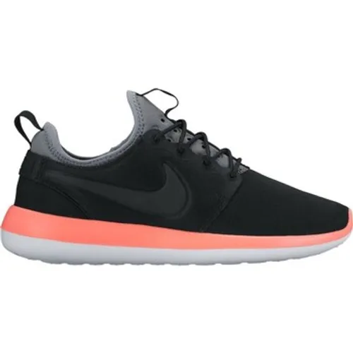 Nike  Roshe Two  women's Basketball Trainers (Shoes) in Black