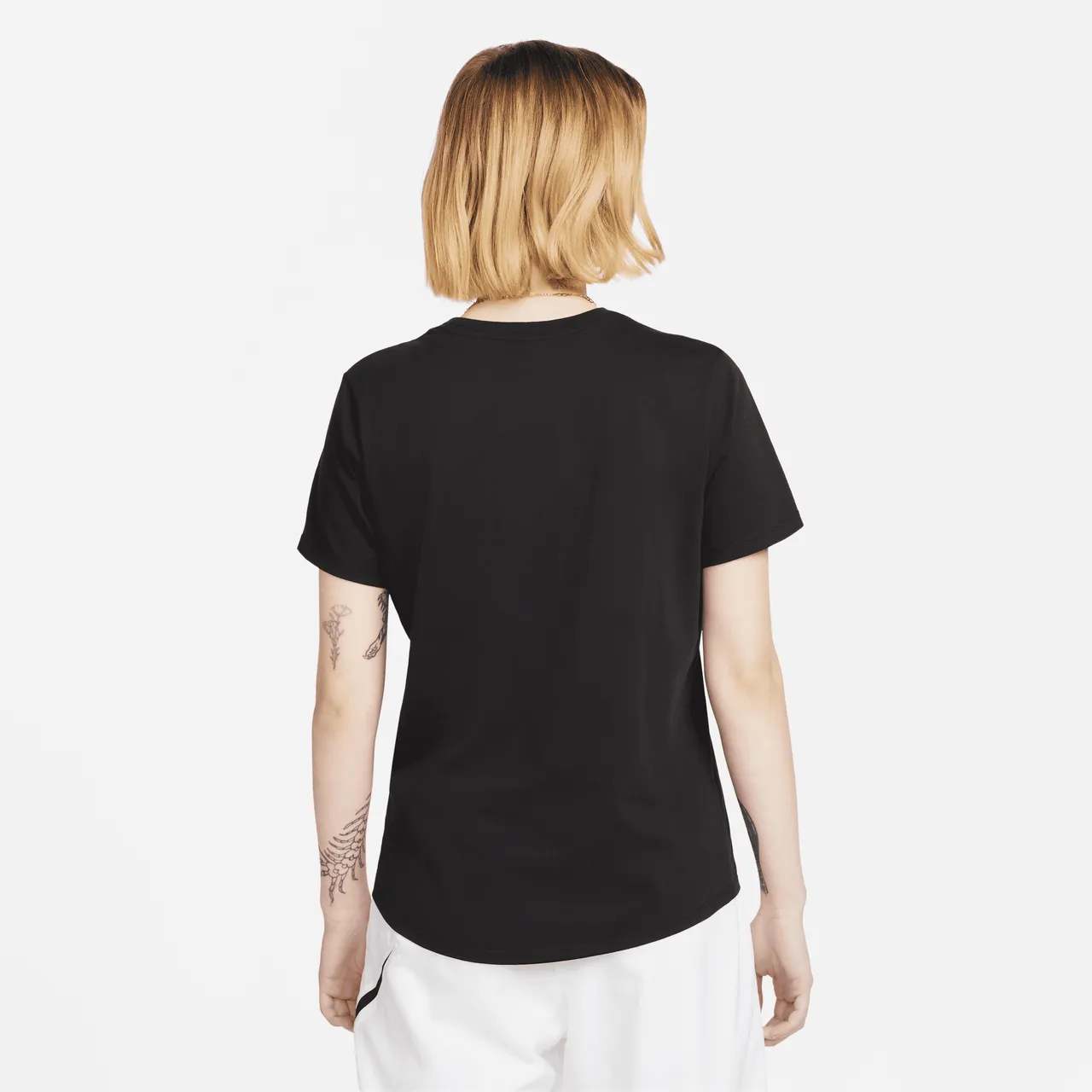 Nike Sportswear Club Essentials Women's T-Shirt - Black - Cotton