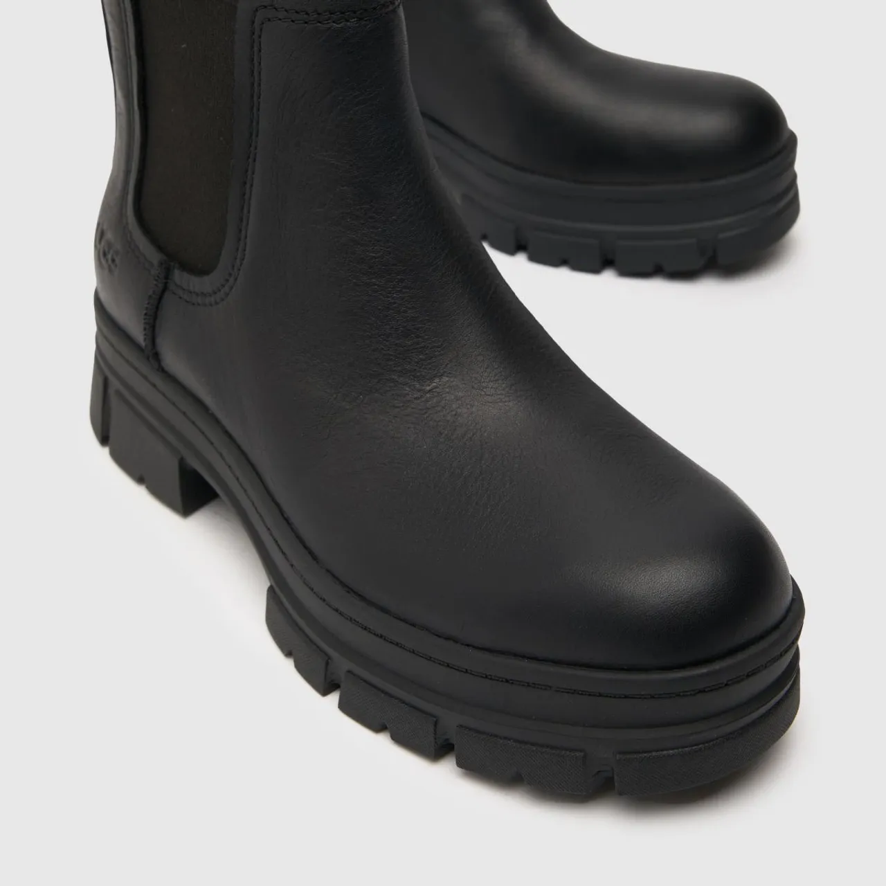 Ugg Ashton Chelsea Boots In Black