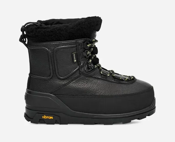 UGG® Shasta Boot Mid Boot in Black
