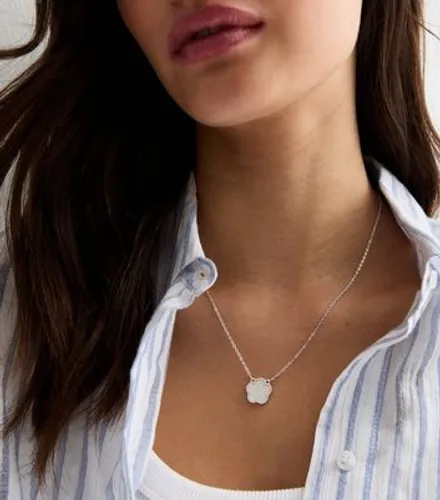 White Clover Pendant Necklace New Look